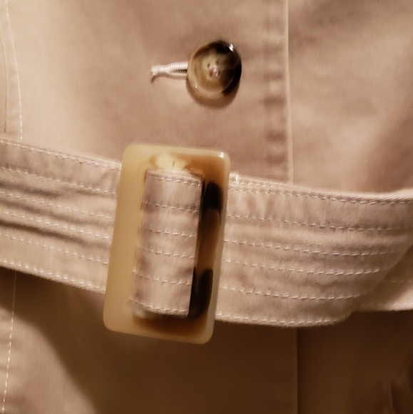 Tan Trench Coat 🧥 - Picture 4 of 6